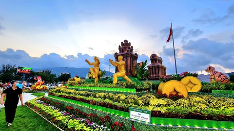 Người dân Quy Nhơn thích thú ngắm gia đình nhà hổ sum vầy - Ảnh 6. Người dân Quy Nhơn thích thú ngắm gia đình nhà hổ sum vầy - Ảnh 6.