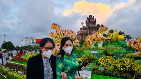 Người dân Quy Nhơn thích thú ngắm gia đình nhà hổ sum vầy - Ảnh 7. Người dân Quy Nhơn thích thú ngắm gia đình nhà hổ sum vầy - Ảnh 7.