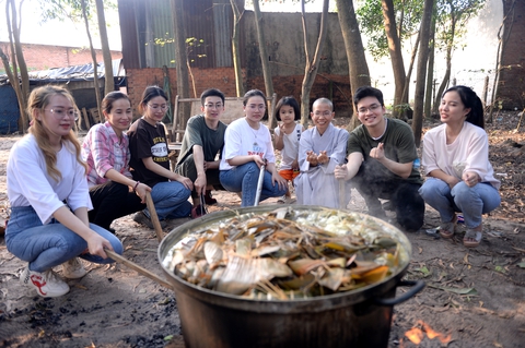 Vừa ngơi tay, y bác sĩ tuyến đầu xúm xít gói bánh tét, bánh chưng tặng người nghèo - Ảnh 3. Vừa ngơi tay, y bác sĩ tuyến đầu xúm xít gói bánh tét, bánh chưng tặng người nghèo - Ảnh 3.