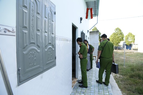 Truy tìm nghi phạm liên quan vụ thi thể bó trong chăn tại phòng trọ ở Bình Dương - Ảnh 2. Truy tìm nghi phạm liên quan vụ thi thể bó trong chăn tại phòng trọ ở Bình Dương - Ảnh 2.