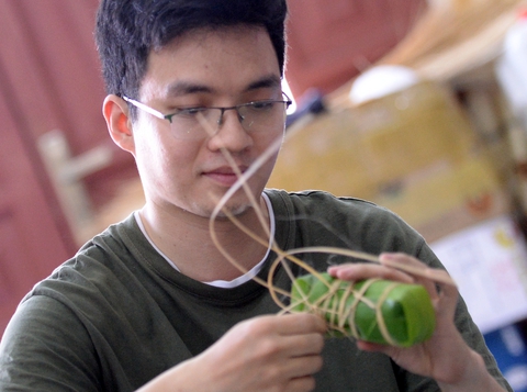 Vừa ngơi tay, y bác sĩ tuyến đầu xúm xít gói bánh tét, bánh chưng tặng người nghèo - Ảnh 4. Vừa ngơi tay, y bác sĩ tuyến đầu xúm xít gói bánh tét, bánh chưng tặng người nghèo - Ảnh 4.