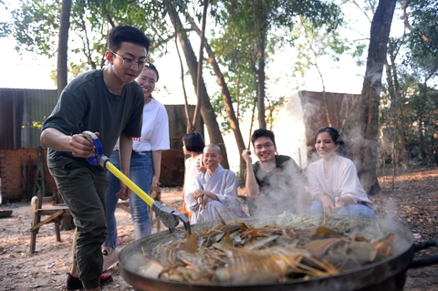 Vừa ngơi tay, y bác sĩ tuyến đầu xúm xít gói bánh tét, bánh chưng tặng người nghèo - Ảnh 2. Vừa ngơi tay, y bác sĩ tuyến đầu xúm xít gói bánh tét, bánh chưng tặng người nghèo - Ảnh 2.