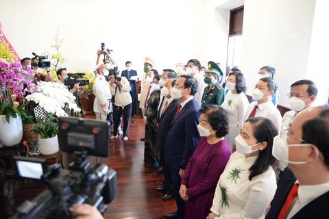 Lãnh đạo TP.HCM dâng hương, hoa tưởng nhớ các anh hùng dân tộc - Ảnh 5. Lãnh đạo TP.HCM dâng hương, hoa tưởng nhớ các anh hùng dân tộc - Ảnh 5.
