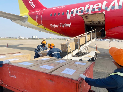 Vietjet vận chuyển miễn phí vắc xin COVID-19 Việt Nam tặng Lào - Ảnh 2. Vietjet vận chuyển miễn phí vắc xin COVID-19 Việt Nam tặng Lào - Ảnh 2.