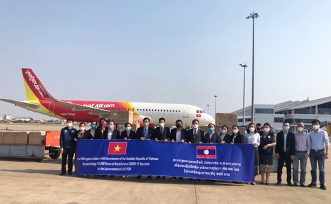 Vietjet vận chuyển miễn phí vắc xin COVID-19 Việt Nam tặng Lào - Ảnh 1. Vietjet vận chuyển miễn phí vắc xin COVID-19 Việt Nam tặng Lào - Ảnh 1.
