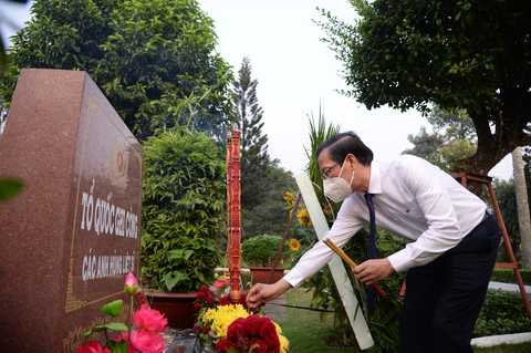 Lãnh đạo TP.HCM dâng hương, hoa tưởng nhớ các anh hùng dân tộc - Ảnh 3. Lãnh đạo TP.HCM dâng hương, hoa tưởng nhớ các anh hùng dân tộc - Ảnh 3.