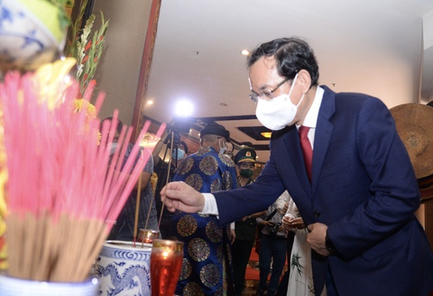 Lãnh đạo TP.HCM dâng hương, hoa tưởng nhớ các anh hùng dân tộc - Ảnh 7. Lãnh đạo TP.HCM dâng hương, hoa tưởng nhớ các anh hùng dân tộc - Ảnh 7.