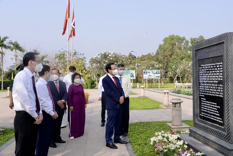 Lãnh đạo TP.HCM dâng hương, hoa tưởng nhớ các anh hùng dân tộc - Ảnh 8. Lãnh đạo TP.HCM dâng hương, hoa tưởng nhớ các anh hùng dân tộc - Ảnh 8.