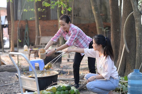 Vừa ngơi tay, y bác sĩ tuyến đầu xúm xít gói bánh tét, bánh chưng tặng người nghèo - Ảnh 5. Vừa ngơi tay, y bác sĩ tuyến đầu xúm xít gói bánh tét, bánh chưng tặng người nghèo - Ảnh 5.