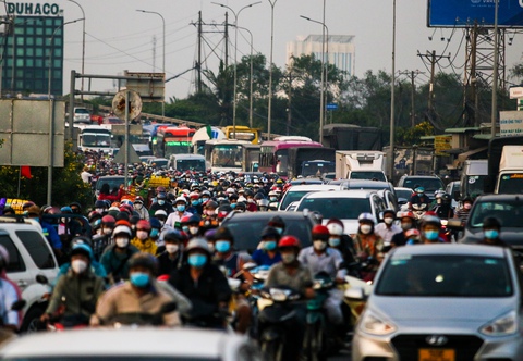 Đông nghịt người dân đi xe máy về miền Tây đón Tết: ‘Gian nan mà vui’ - Ảnh 2. Đông nghịt người dân đi xe máy về miền Tây đón Tết: ‘Gian nan mà vui’ - Ảnh 2.