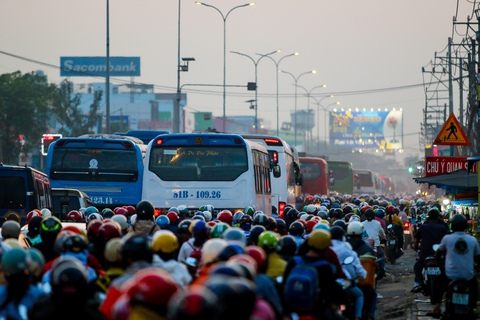 Đông nghịt người dân đi xe máy về miền Tây đón Tết: ‘Gian nan mà vui’ - Ảnh 4. Đông nghịt người dân đi xe máy về miền Tây đón Tết: ‘Gian nan mà vui’ - Ảnh 4.