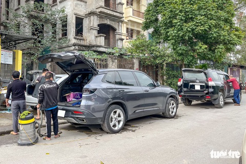 Hà Nội: Vệ sinh ôtô bắt đầu hét giá cả triệu đồng ngày giáp Tết - Ảnh 3. Hà Nội: Vệ sinh ôtô bắt đầu hét giá cả triệu đồng ngày giáp Tết - Ảnh 3.