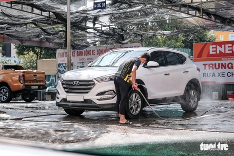 Hà Nội: Vệ sinh ôtô bắt đầu hét giá cả triệu đồng ngày giáp Tết - Ảnh 2. Hà Nội: Vệ sinh ôtô bắt đầu hét giá cả triệu đồng ngày giáp Tết - Ảnh 2.