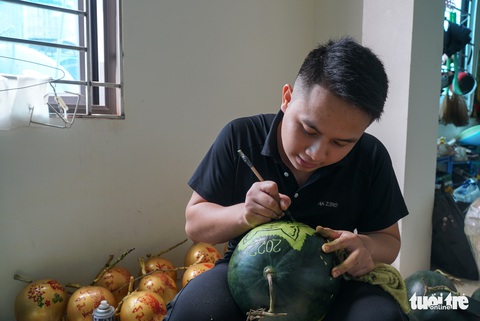 Cận cảnh quá trình đưa ‘chúa sơn lâm’ lên dưa hấu trưng Tết - Ảnh 2. Cận cảnh quá trình đưa ‘chúa sơn lâm’ lên dưa hấu trưng Tết - Ảnh 2.