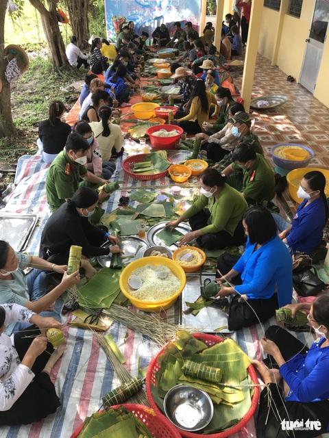 Thi ảnh Nụ xuân: Ngọt ngào tết sẻ chia - Ảnh 8. Thi ảnh Nụ xuân: Ngọt ngào tết sẻ chia - Ảnh 8.