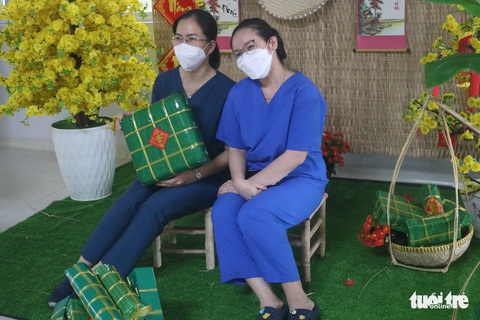 Tết ở Bệnh viện Hồi sức COVID-19: ‘Xa nhà chỉ mong mọi người về nhà’ - Ảnh 6. Tết ở Bệnh viện Hồi sức COVID-19: ‘Xa nhà chỉ mong mọi người về nhà’ - Ảnh 6.