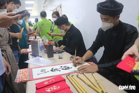 Tết ở Bệnh viện Hồi sức COVID-19: ‘Xa nhà chỉ mong mọi người về nhà’ - Ảnh 3. Tết ở Bệnh viện Hồi sức COVID-19: ‘Xa nhà chỉ mong mọi người về nhà’ - Ảnh 3.