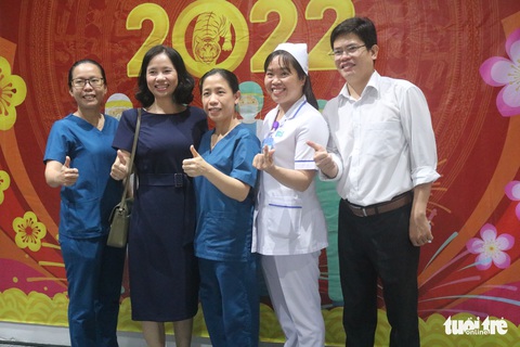 Tết ở Bệnh viện Hồi sức COVID-19: ‘Xa nhà chỉ mong mọi người về nhà’ - Ảnh 1. Tết ở Bệnh viện Hồi sức COVID-19: ‘Xa nhà chỉ mong mọi người về nhà’ - Ảnh 1.