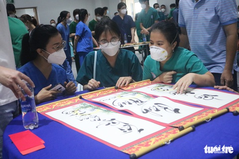 Tết ở Bệnh viện Hồi sức COVID-19: ‘Xa nhà chỉ mong mọi người về nhà’ - Ảnh 2. Tết ở Bệnh viện Hồi sức COVID-19: ‘Xa nhà chỉ mong mọi người về nhà’ - Ảnh 2.