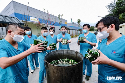 Y bác sĩ bệnh viện COVID-19 tại Hà Nội gói bánh chưng đón Tết - Ảnh 7. Y bác sĩ bệnh viện COVID-19 tại Hà Nội gói bánh chưng đón Tết - Ảnh 7.