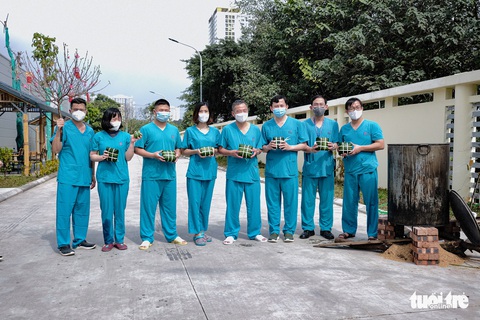 Y bác sĩ bệnh viện COVID-19 tại Hà Nội gói bánh chưng đón Tết - Ảnh 6. Y bác sĩ bệnh viện COVID-19 tại Hà Nội gói bánh chưng đón Tết - Ảnh 6.