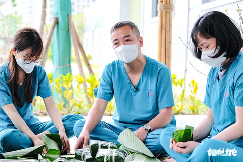 Y bác sĩ bệnh viện COVID-19 tại Hà Nội gói bánh chưng đón Tết - Ảnh 2. Y bác sĩ bệnh viện COVID-19 tại Hà Nội gói bánh chưng đón Tết - Ảnh 2.