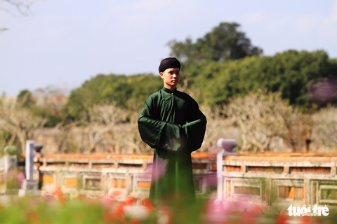 Rực sắc áo dài truyền thống trên con đường mai vàng ở Huế - Ảnh 3. Rực sắc áo dài truyền thống trên con đường mai vàng ở Huế - Ảnh 3.