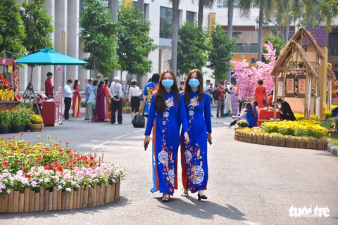 Bạn trẻ xúng xính váy áo check-in đường hoa Phú Mỹ Hưng - Ảnh 7. Bạn trẻ xúng xính váy áo check-in đường hoa Phú Mỹ Hưng - Ảnh 7.