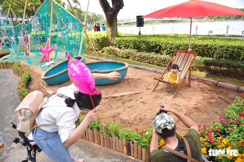 Bạn trẻ xúng xính váy áo check-in đường hoa Phú Mỹ Hưng - Ảnh 4. Bạn trẻ xúng xính váy áo check-in đường hoa Phú Mỹ Hưng - Ảnh 4.