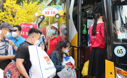 Công nhân rời TP.HCM trên ‘Chuyến xe mùa xuân’ - Ảnh 4. Công nhân rời TP.HCM trên ‘Chuyến xe mùa xuân’ - Ảnh 4.
