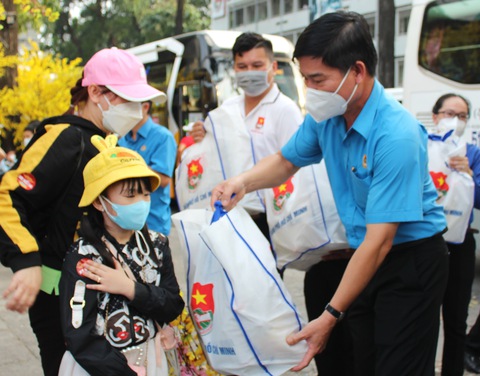 Công nhân rời TP.HCM trên ‘Chuyến xe mùa xuân’ - Ảnh 3. Công nhân rời TP.HCM trên ‘Chuyến xe mùa xuân’ - Ảnh 3.
