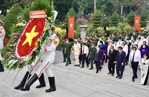 Lãnh đạo TP.HCM dâng hương, hoa tưởng nhớ các anh hùng dân tộc - Ảnh 1. Lãnh đạo TP.HCM dâng hương, hoa tưởng nhớ các anh hùng dân tộc - Ảnh 1.