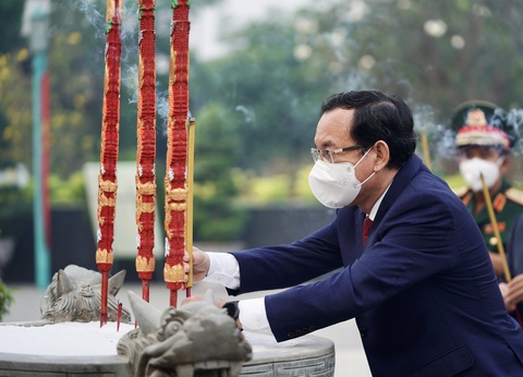 Lãnh đạo TP.HCM dâng hương, hoa tưởng nhớ các anh hùng dân tộc - Ảnh 2. Lãnh đạo TP.HCM dâng hương, hoa tưởng nhớ các anh hùng dân tộc - Ảnh 2.