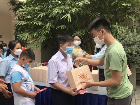 Tặng quà Tết cho 140 trẻ em mồ côi cha mẹ do dịch bệnh COVID-19 - Ảnh 4. Tặng quà Tết cho 140 trẻ em mồ côi cha mẹ do dịch bệnh COVID-19 - Ảnh 4.