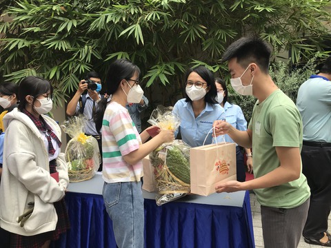 Tặng quà Tết cho 140 trẻ em mồ côi cha mẹ do dịch bệnh COVID-19 - Ảnh 2. Tặng quà Tết cho 140 trẻ em mồ côi cha mẹ do dịch bệnh COVID-19 - Ảnh 2.
