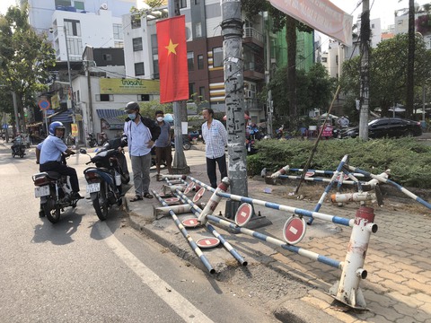 Xe tải mất lái lùa hàng loạt xe máy trên cầu Thị Nghè - Ảnh 2. Xe tải mất lái lùa hàng loạt xe máy trên cầu Thị Nghè - Ảnh 2.