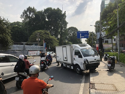 Xe tải mất lái lùa hàng loạt xe máy trên cầu Thị Nghè - Ảnh 1. Xe tải mất lái lùa hàng loạt xe máy trên cầu Thị Nghè - Ảnh 1.