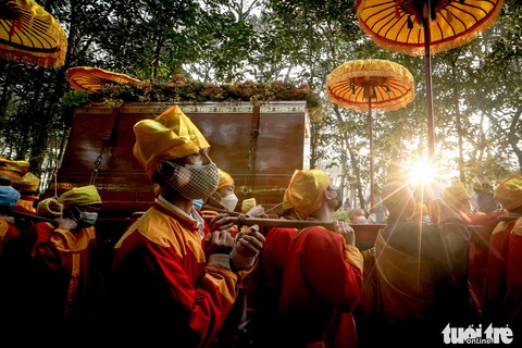 Người Huế lặng im tiễn biệt thiền sư Thích Nhất Hạnh - Ảnh 1. Người Huế lặng im tiễn biệt thiền sư Thích Nhất Hạnh - Ảnh 1.