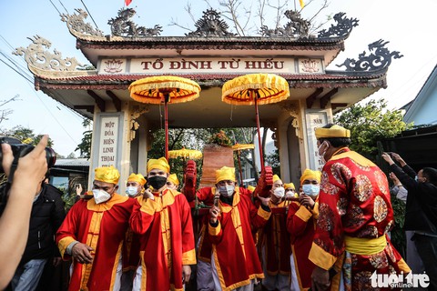 Người Huế lặng im tiễn biệt thiền sư Thích Nhất Hạnh - Ảnh 11. Người Huế lặng im tiễn biệt thiền sư Thích Nhất Hạnh - Ảnh 11.