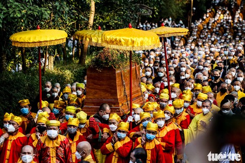 Người Huế lặng im tiễn biệt thiền sư Thích Nhất Hạnh - Ảnh 2. Người Huế lặng im tiễn biệt thiền sư Thích Nhất Hạnh - Ảnh 2.