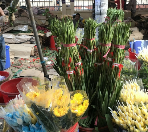 Rau quả, thịt... đầy chợ giá phải chăng, hoa tăng giá... 40% - Ảnh 5. Rau quả, thịt... đầy chợ giá phải chăng, hoa tăng giá... 40% - Ảnh 5.