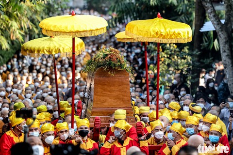 Người Huế lặng im tiễn biệt thiền sư Thích Nhất Hạnh - Ảnh 3. Người Huế lặng im tiễn biệt thiền sư Thích Nhất Hạnh - Ảnh 3.