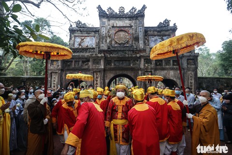Người Huế lặng im tiễn biệt thiền sư Thích Nhất Hạnh - Ảnh 8. Người Huế lặng im tiễn biệt thiền sư Thích Nhất Hạnh - Ảnh 8.
