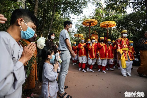 Người Huế lặng im tiễn biệt thiền sư Thích Nhất Hạnh - Ảnh 9. Người Huế lặng im tiễn biệt thiền sư Thích Nhất Hạnh - Ảnh 9.