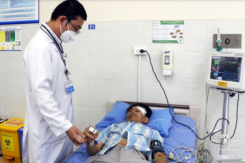 Gây tê điều trị mụn cóc, người đàn ông nhập viện cấp cứu do bị ngộ độc - Ảnh 1. Gây tê điều trị mụn cóc, người đàn ông nhập viện cấp cứu do bị ngộ độc - Ảnh 1.