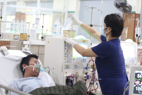 Bộ Y tế đề xuất tăng tiền phụ cấp cho cán bộ y tế- Ảnh 1. Cán bộ y tế Bệnh viện Bạch Mai chăm sóc bệnh nhân chạy thận - Ảnh minh họa: DƯƠNG LIỄU