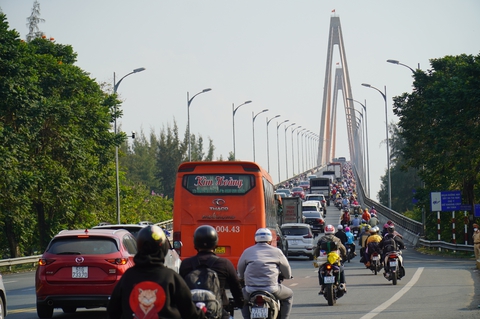 Chặn một chiều lưu thông trên cầu Rạch Miễu, đường về miền Tây vẫn kẹt - Ảnh 2. Chặn một chiều lưu thông trên cầu Rạch Miễu, đường về miền Tây vẫn kẹt - Ảnh 2.