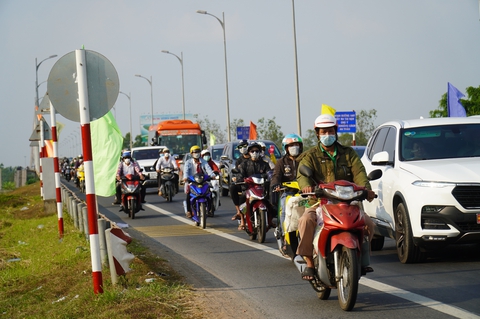 Chặn một chiều lưu thông trên cầu Rạch Miễu, đường về miền Tây vẫn kẹt - Ảnh 3. Chặn một chiều lưu thông trên cầu Rạch Miễu, đường về miền Tây vẫn kẹt - Ảnh 3.