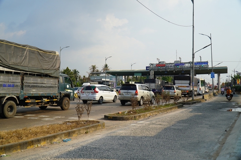 Chặn một chiều lưu thông trên cầu Rạch Miễu, đường về miền Tây vẫn kẹt - Ảnh 4. Chặn một chiều lưu thông trên cầu Rạch Miễu, đường về miền Tây vẫn kẹt - Ảnh 4.