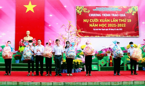 Có quà Tết này chúng em vui lắm… - Ảnh 1. Có quà Tết này chúng em vui lắm… - Ảnh 1.